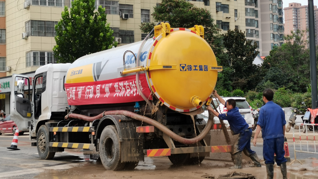 k8凯发吸污车驰援郑州特大暴雨